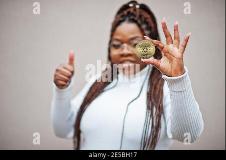 afroamerikanische Geschäftsfrau zeigen Cardano Münze und Daumen hoch. Kryptowährung Konzept. Stockfoto