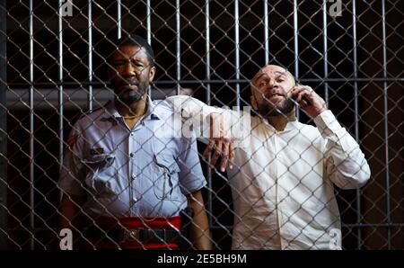 l-r: Brian Bovell (Marcus), Goldie (Joker) in KINGSTON 14 von Roy Williams im Theatre Royal Stratford East, London E15 03/04/2014 Design: Ultz Beleuchtung: Jo Joelson Regie: Clint Dyer Stockfoto