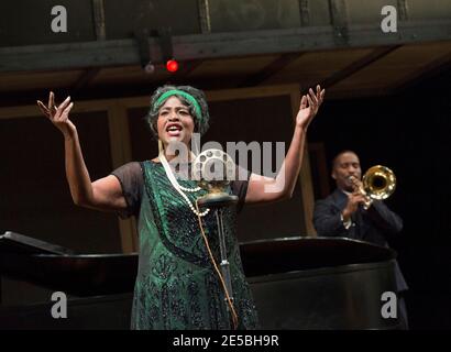 Sharon D Clarke (Ma Rainey) mit Clint Dyer (Cutler - auf Posaune) in MA RAINEY'S BLACK BOTTOM von August Wilson im Lyttelton Theatre, National Theatre (NT), London SE1 02/02/2016 Design: Ultz Beleuchtung: Charles Balfour Regie: Dominic Cooke Stockfoto