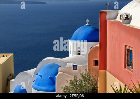 Santorini Insel, bunte Ecke in Oia Dorf, voll von typischen kykladischen Farben und Meerblick von der berühmten Caldera von Santorini, in Griechenland, Europa. Stockfoto