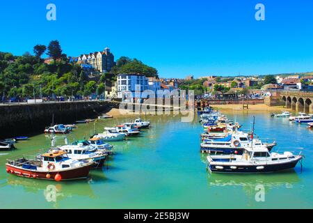 Blick auf den Hafen von Folkestone.Folkestone Hafen ist der Haupthafen der Stadt Folkestone in Kent, England.Juli 2016 Stockfoto