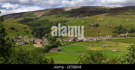 Weite Panoramablick auf das Dorf und Heuwiesen von Gunnerside, Swaledale, Yorkshire Dales National Park. Stockfoto