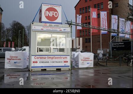 DEUTSCHLAND, Hamburg, Corona Pandemie, Impfstelle / DEUTSCHLAND, Hamburg, Corona Pandemie, Impfzentrum der KVH und Sozialbehörde Hamburg in den Messehallen Stockfoto