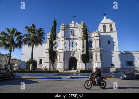 Kirche unserer Lieben Frau von Candelaria in Moctezuma, Sonora, Mexiko. Stadt im Zentrum des Staates Sonora, in Mexiko und der Ruta de la Sierra. Moctezuma früher Oposura genannt. Religion, Kapelle, katholizismus ..... (Foto: Luis Gutierrez, NortePhoto.com) Iglesia de Nuestra Señora de la Candelaria en Moctezuma, Sonora, Mexiko. pueblo ubicado en el Centro del estado de Sonora, en México y la Ruta de la Sierra. Moctezuma anteriormente llamada Oposura. Religion, capilla, catolicismo..... (Foto von Luis Gutierrez, NortePhoto.com) Stockfoto