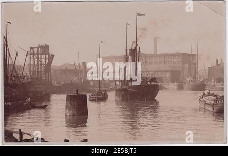 Humber Dock, Hull: Schiffe (einschließlich Dampfschiff) angedockt, mit Lager im Hintergrund Stockfoto