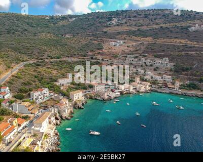 Ikonische Luftaufnahme über das malerische berühmte Dorf Limeni in Mani Region Laconia, Griechenland, Europa Stockfoto