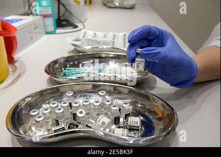 DEUTSCHLAND, Hamburg, Corona pandemic, größtes Impfzentrum in Deutschland, für täglich max. 7000 Personen, Impfkommission BioNTech Pfizer / DEUTSCHLAND, Hamburg, Corona Pandemie, Impfzentrum der KVH und Sozialbehörde Hamburg in den Messehallen, großes Impfzentrum Deutschlands fuer bis zu 7000 Menschen taeglich, Aufbereitung, Comirnaty EL 1491 von BioNTech Pfizer Stockfoto