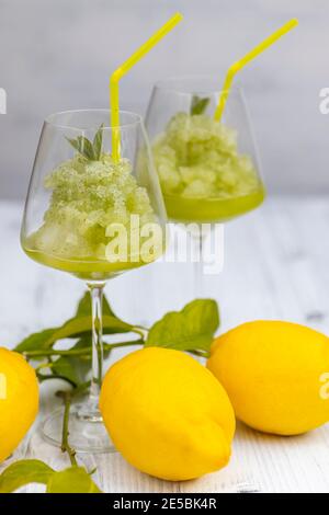 Stillleben mit Zitronenminzsorbet Stockfoto