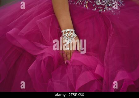 Formell magenta Farbe Quinceañera Kleid mit Strass und Pailletten von einem jungen Mädchen zu feiern ihren Geburtstag in Mexiko bestickt getragen. Stockfoto