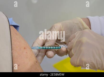 DEUTSCHLAND, Hamburg, Corona pandemic, größtes Impfzentrum in deutschland, für täglich max. 7000 Personen / DEUTSCHLAND, Hamburg, Corona Pandemie, Impfzentrum der KVH und Sozialbehörde Hamburg in den Messehallen, größtes Impfzentrum Deutschlands fuer bis zu 7000 Menschen taeglich, Impfung alter Menschen Impfdosen Comirnaty EL 1491 von BioNTech Pfizer Stockfoto