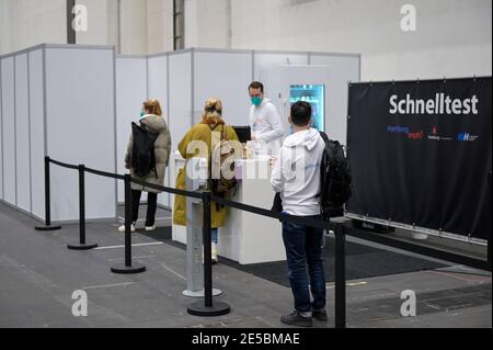 DEUTSCHLAND, Hamburg, Corona Pandemie, größtes Impfzentrum in deutschland, für täglich max. 7000 Personen, schneller Anti-Gen-Test, Schnelltest für Mitarbeiter / DEUTSCHLAND, Hamburg, Corona Pandemie, Impfzentrum der KVH und Sozialbehörde Hamburg in den Messehallen, größtes Impfzentrum Deutschlands fuer bis zu 7000 Menschen taeglich, Mitarbeiter Eingang, Schnelltest Stockfoto