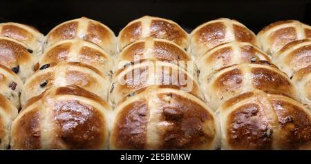 Bäckerladen mit frischen Lieben und heißen Brötchen auf Anzeigen Stockfoto