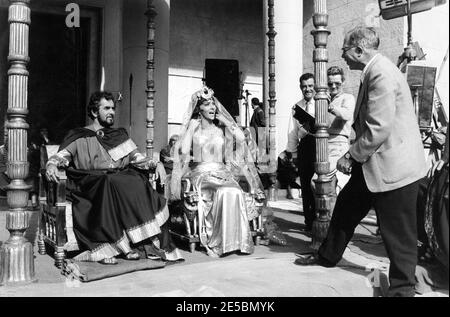 TYRONE POWER GINA LOLLOBRIGIDA und Director KING VIDOR am Set Candid mit Film Crew während der Dreharbeiten zu SOLOMON UND SHEBA 1958 unvollendete Version Regisseur KÖNIG VIDOR Edward Small Productions / United Artists Stockfoto