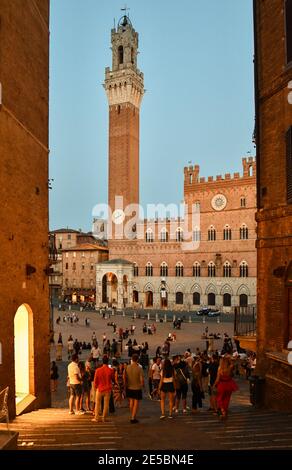 Piazza del Campo Platz mit Torre del Mangia Turm und Palazzo Pubblico Rathaus von Costarella dei Barbieri Gasse bei Nacht, Siena, Toskana, Italien Stockfoto