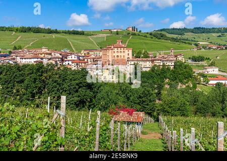 Blick auf die kleine Stadt Barolo zwischen grünen Weinbergen auf den Hügeln im Piemont, Norditalien. Stockfoto