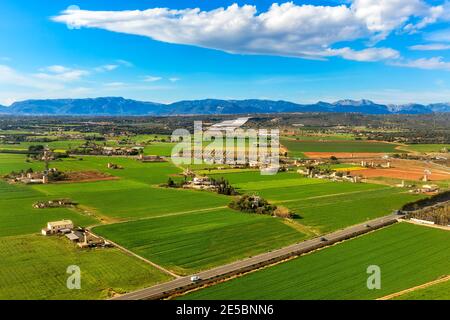 Luftaufnahme von grünen ländlichen Feldern und Wiesen unter schönen Himmel auf Mallorca Insel in Spanien. Stockfoto
