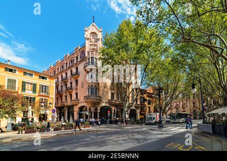 PALMA, SPANIEN - 11. APRIL 2019: Menschen, die auf der Straße in der Innenstadt von Palma - aka Palma de Mallorca. Stockfoto