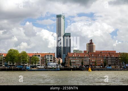 Der Fluss Nieuwe Maas, die Flussinsel Noordereiland mit ihrer Vorkriegsarchitektur und das moderne Hochhaus rund um den Maas-Turm an der southbank Stockfoto