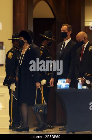 Atlanta, GA, USA. Januar 2021. Familie und Freunde kommen am 27. Januar 2021 in der Baseball Hall of Fame des Spielers Hank Aaron's Funeral Service in der Friendship Baptist Church an. Kredit: Mpi34/Media Punch/Alamy Live Nachrichten Stockfoto