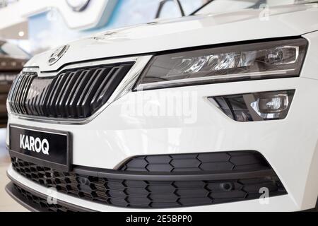 Russland, Izhevsk - 25. September 2020: Skoda Showroom. Neue moderne Karoq Auto mit eleganten Scheinwerfer. Volkswagen Auto Group. Zugeschnittenes Bild. Stockfoto