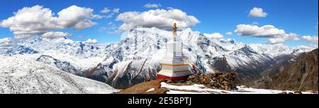 Panoramablick auf Annapurna 2 II, 3 III, 4 IV, Ganggapurna und Khangsar Kang, Annapurna-Bereich mit Stupa, Weg zum Thorung La Pass, rund Annapurna circ Stockfoto