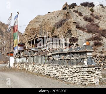 Mani Wand und Stupa mit Gebetsfahnen in der Nähe von Manang Dorf, buddhismus in Nepal, rund Annapurna Rundwanderweg Stockfoto