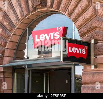 Hamburg, Deutschland: Ein Ladenschild für die Jeans-Marke Levi's Stockfoto