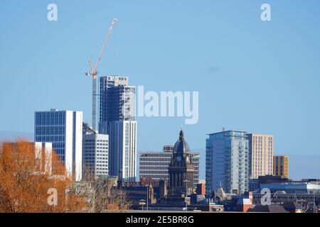 Apartmentblöcke und Rathausturm im Stadtzentrum von Leeds. Yorkshire's höchstes Gebäude 'Altus House' befindet sich derzeit im Bau. Stockfoto