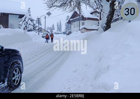 Unfallgefahr durch Schulkinder im Winter auf einer verschneiten Straße. Unfallgefahr für Kinder aus dem Auto Stockfoto