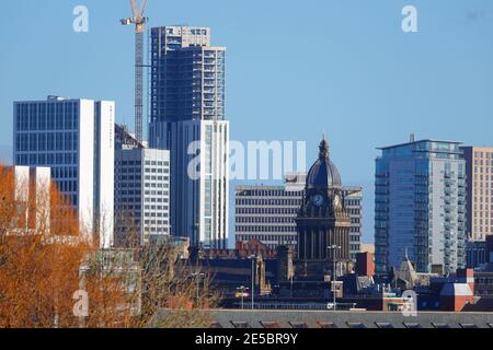 Apartmentblöcke und Rathausturm im Stadtzentrum von Leeds. Yorkshire's höchstes Gebäude 'Altus House' befindet sich derzeit im Bau. Stockfoto