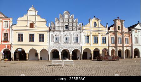 Blick vom Telc Stadtplatz mit bunten Renaissance- und Barockhäusern, UNESCO-Stadt in Tschechien Stockfoto