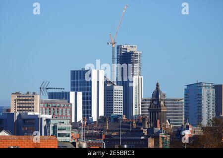 Apartmentblöcke und Rathausturm im Stadtzentrum von Leeds. Yorkshire's höchstes Gebäude 'Altus House' befindet sich derzeit im Bau. Stockfoto