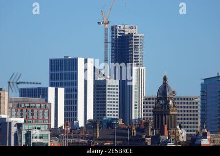 Apartmentblöcke und Rathausturm im Stadtzentrum von Leeds. Yorkshire's höchstes Gebäude 'Altus House' befindet sich derzeit im Bau. Stockfoto