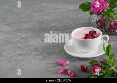 Rosenmondmilch in Gläsern auf grauem Hintergrund. Vorderansicht. Nahaufnahme. Stockfoto