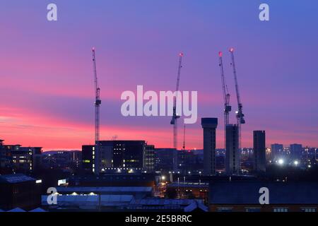 Turmdrehkrane bei Sonnenaufgang in Leeds. Die 4 Krane sind Teil der Monk Bridge Entwicklung, die über 600 Wohnungen in 5 Tower Blocks nach Fertigstellung werden Stockfoto