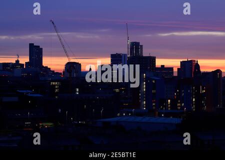 Skyline von Leeds bei Sonnenaufgang. Sky Plaza (links) Altus House (Mitte) Rathaus Uhrturm (rechts) Stockfoto