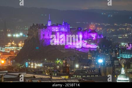 Edinburgh, Schottland, Großbritannien. 27. Januar 2021. Edinburgh Castle ist in lila Licht heute Abend als der Welt markiert Holocaust Memorial Day (HMD) beleuchtet. Iain Masterton/Alamy Live News Stockfoto