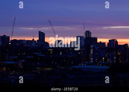 Skyline von Leeds bei Sonnenaufgang. Sky Plaza (links) Altus House (Mitte) Rathaus Uhrturm (rechts) Stockfoto