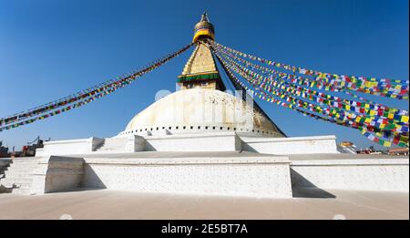 Boudnath Stupa in Kathmandu mit Gebetsfahnen - Nepal Stockfoto