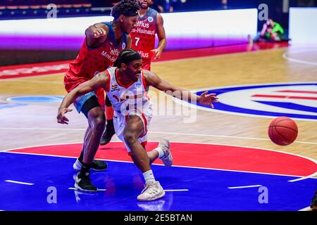 DEN BOSCH, NIEDERLANDE - JANUAR 27: Skylar Spencer von Belfius Mons-Hennegau, Xavier Thames von Egis Kormend während des Fiba Europe Cup Spiels zwischen Egis Kormend und Belfius Mons-Hennegau am 27. Januar 2021 in Maaspoort in Den Bosch, Niederlande (Foto: Bert van Berkum/Orange Pictures)*** Local Caption *** Skylar Spencer, Xavier Thames Stockfoto