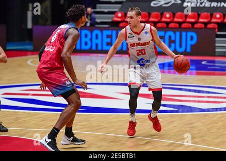 DEN BOSCH, NIEDERLANDE - JANUAR 27: Skylar Spencer von Belfius Mons-Hennegau, Xavier Thames von Egis Kormend während des Fiba Europe Cup Spiels zwischen Egis Kormend und Belfius Mons-Hennegau am 27. Januar 2021 in Maaspoort in Den Bosch, Niederlande (Foto: Bert van Berkum/Orange Pictures)*** Local Caption *** Skylar Spencer, Xavier Thames Stockfoto