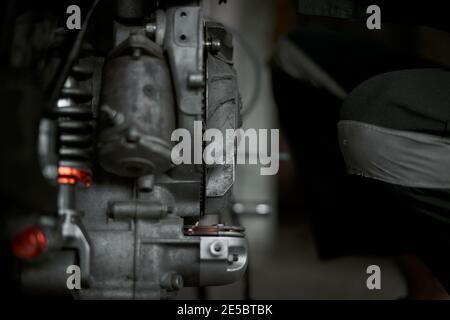 Nahaufnahme Retro Motorrad Teil in der Garage Stockfoto