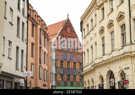 Augsburg, Deutschland - 18. Mai 2019: Altstadt mit Weberhaus in Augsburg. Augsburg ist eine der ältesten Städte Deutschlands. Stockfoto