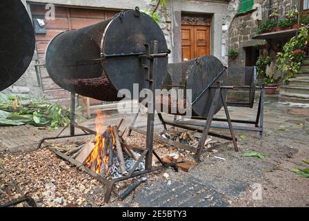 Kastanien rösten auf Braziers während des Herbstfestes in Abbadia San Salvatore, Toskana, Italien Stockfoto