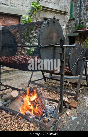 Kastanien rösten auf Braziers während des Herbstfestes in Abbadia San Salvatore, Toskana, Italien Stockfoto