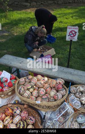 Dekorierte ostereier zum Verkauf im Village Museum in Der Park Herastrau von Bukarest - Rumänien Stockfoto