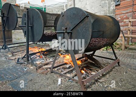 Kastanien rösten auf Braziers während des Herbstfestes in Abbadia San Salvatore, Toskana, Italien Stockfoto