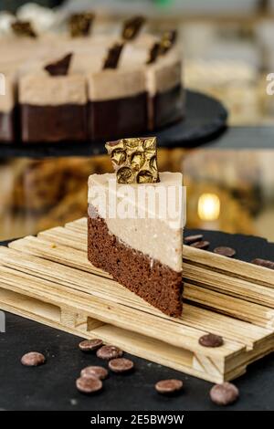 Kastanienkuchen mit Schokoladenmousse. Köstliche Gluten und zuckerfreie Dessert Stockfoto