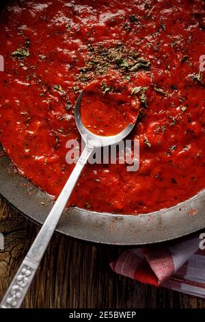 Tomatensauce bestreut mit getrocknetem Oregano Draufsicht Stockfoto