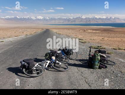 Drei Fahrräder auf Pamir Autobahn, Pamir Berge, Pamirskij Trakt M41 internationale Straße, Karakul See, Tadschikistan Stockfoto